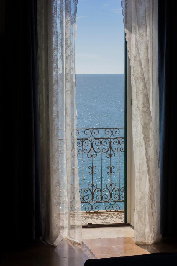 B&B Le Finestre Sul Mare Tarente Buitenkant foto